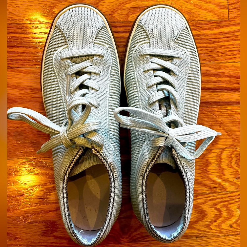Retired Rothy’s Mint Green Lace Up Sneakers Size 8